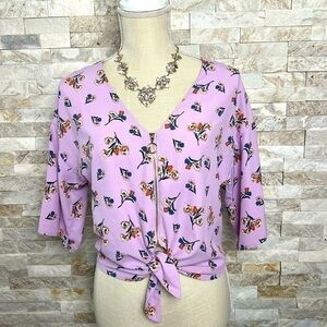Purple, lilac, blouse. XS. Short sleeves. front zip and tie at the bottom. Lilac